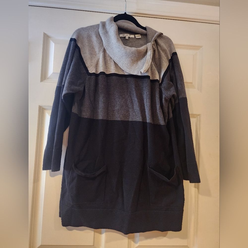 Eighty Eight Woman gray and black cowl neck sweater 2X